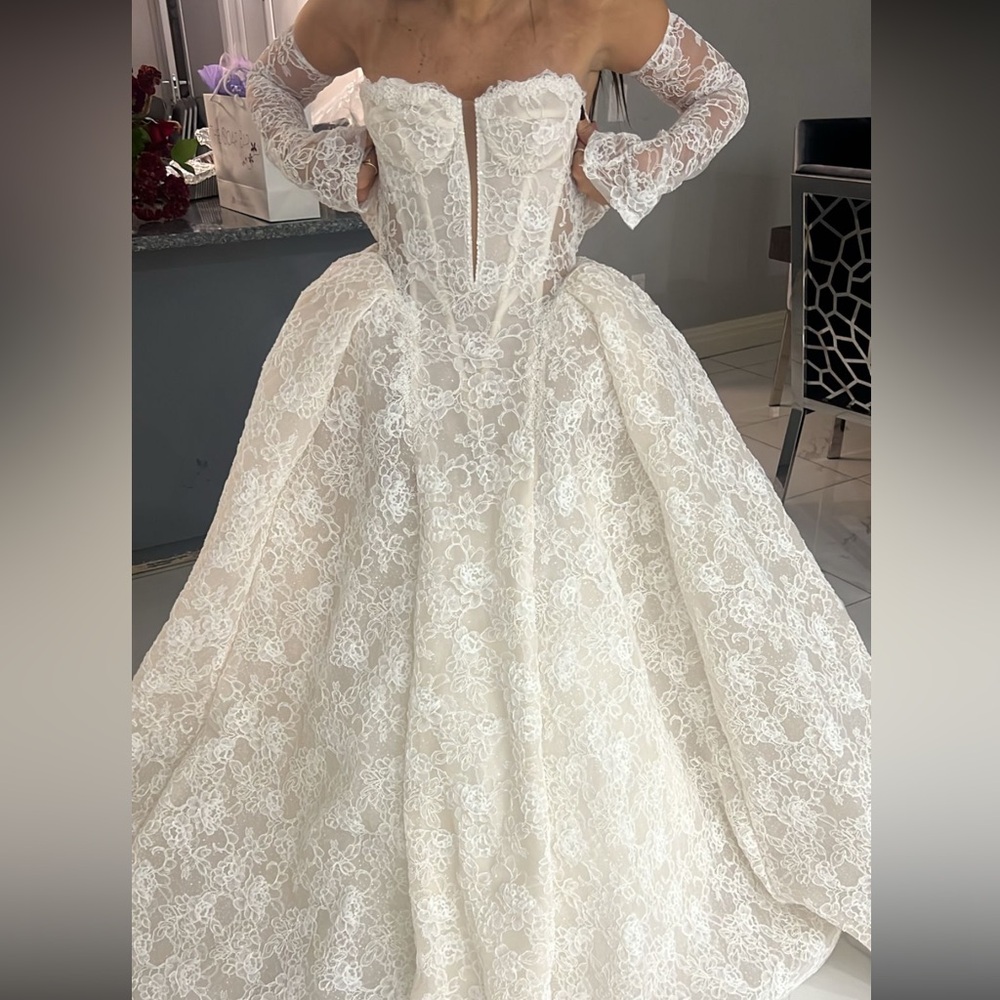 Shirana Bergal wedding gown size 2 most beautiful dress
DESIGNER